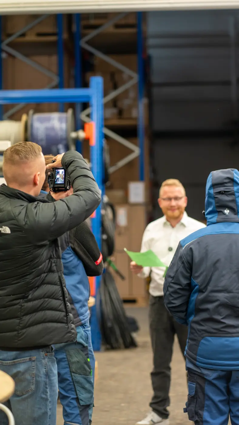 Fotoshooting beim Content Day im Lager von Antec Energiesysteme